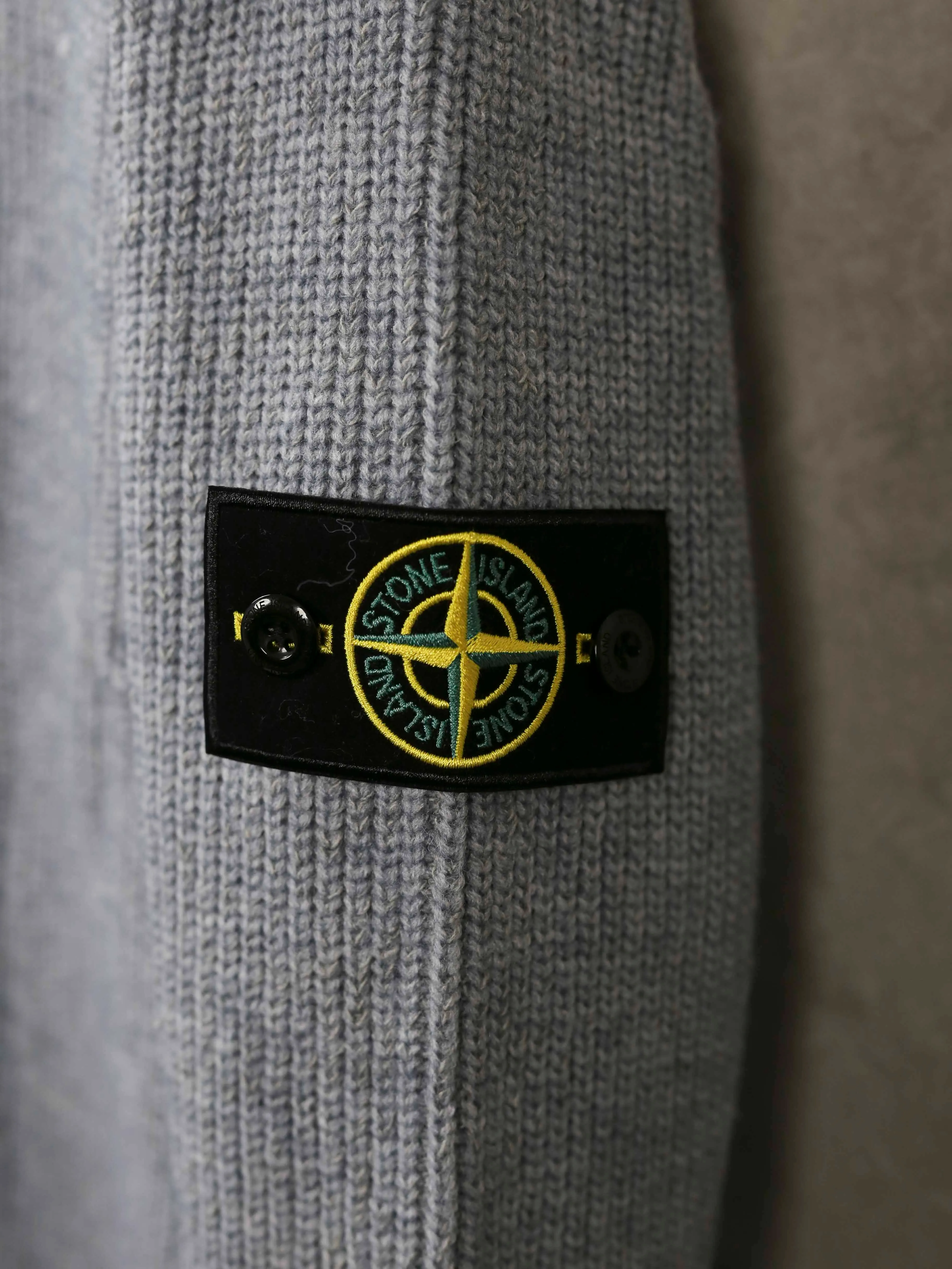P280 Stone Island/Stone Island Ghost Island knitted sweater cardigan jacket has perfect hand feel and comfort. It is a must-have item for spring, autumn and winter wardrobes. It also looks great when layered as an inner layer in the cold. It is a proper reserved item, the first choice for daily outings, and is inclusive of all body types! What you see is what you get, and it looks stylish with any outfit.  It feels delicate, soft, skin-friendly and warm, and the classic retro cable knitting has an American feel. It is versatile and can be layered with a base layer. If you add a coat, you can wear it directly in the south for the winter. It is delicate and soft, with excellent texture and body feel. It is comfortable, soft, skin-friendly and delicate. The upper body is simple and easy to wear. A must-have for ootd. Good-looking clothes are never picky. A must-have in couples' wardrobes. Color: black, off-white, dark gray, size: M-3XL, M size: Length 64, bust 108, shoulder width 49. Size L: length 66, bust 112, shoulder width 51. XL size: length 68, bust 120, shoulder width 53. 2XL size: length 70, bust 124, shoulder width 55. 3XL size: length 72, bust 128, shoulder width 57. The size is measured by hand, there are slight errors, for reference only.